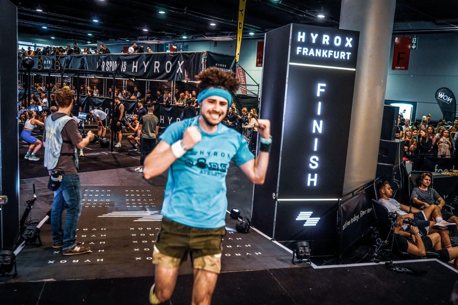 Core-Athletics-Athlet beim HYROX-Zieleinlauf
